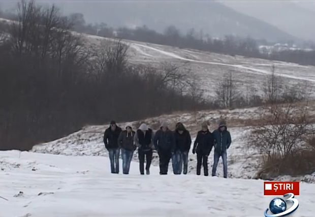 Situaţie dramatică în Sălaj! 24 de elevi merg 14 kilometri pe jos, prin ger și zăpadă, până la şcoală