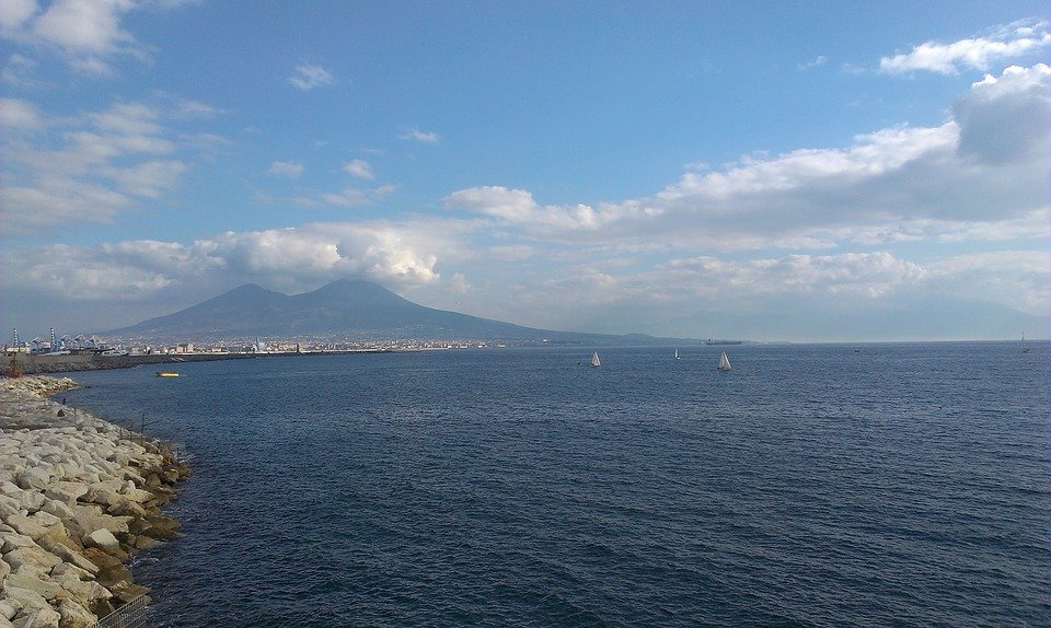 Oraşul Napoli, vizat direct de &quot;bomba cu ceas a Europei&quot;