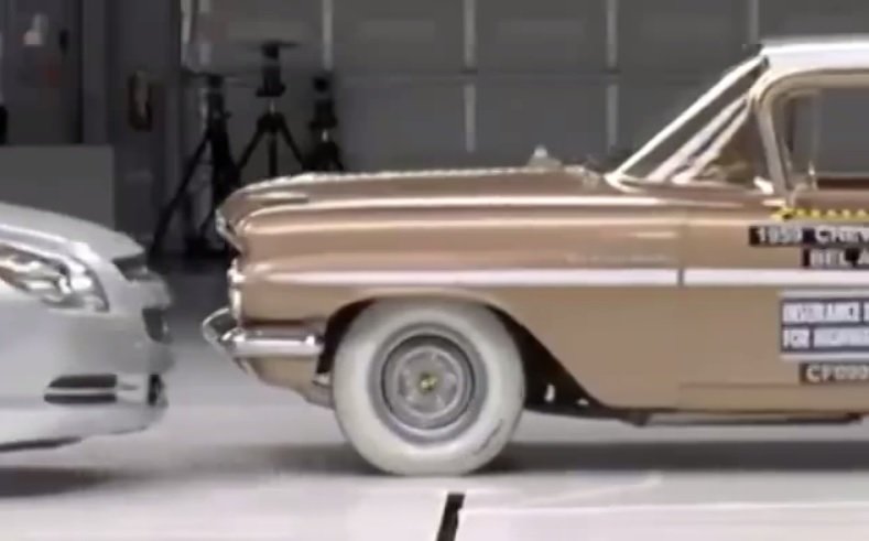 Crash test uluitor. O mașină din 1959, impact cu una actuală - VIDEO 