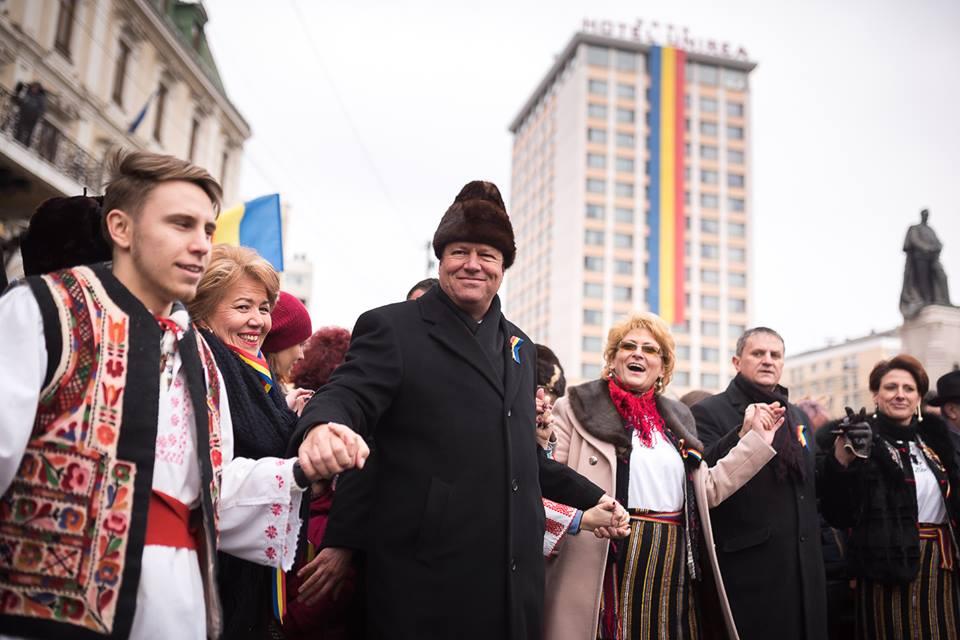 Cum a venit Klaus Iohannis îmbrăcat la Ziua Unirii mici de la Iași. Moldovenii au rămas mască 357600