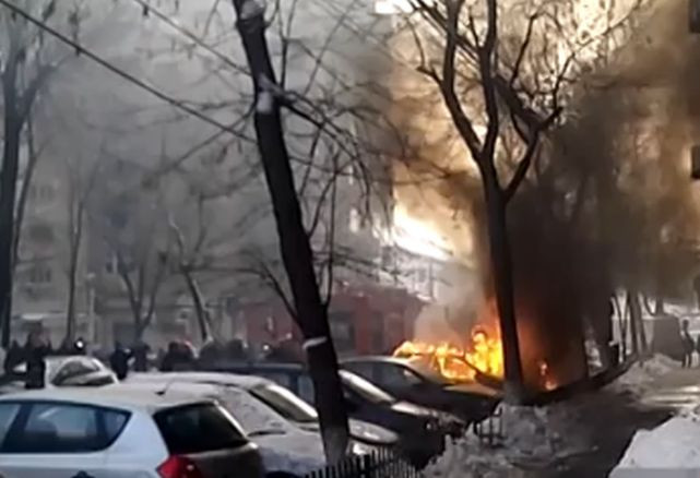 Panică în București. Trei maşini au luat foc în parcarea unui bloc