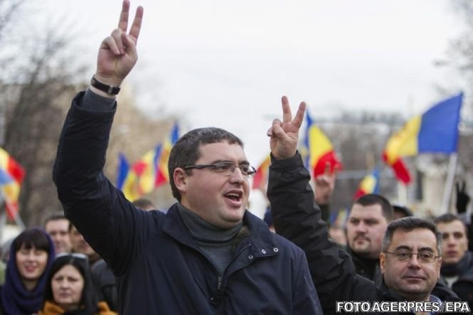 Opoziţia de la Chişinău face planuri să dea jos guvernul, în timp ce premierul e la București