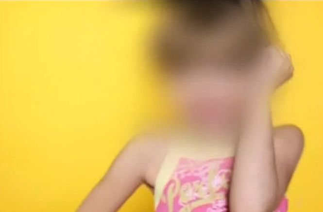 Fetiță de 7 ani folosită de într-un clip sexy. Manelistul riscă să fie urmărit penal