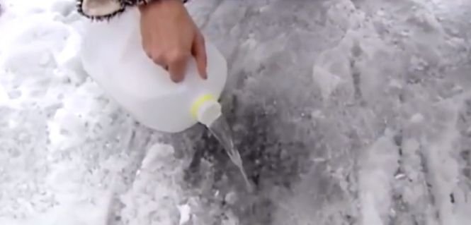 Scapă rapid de stratul de gheață din fața casei cu trei ingrediente banale. VIDEO