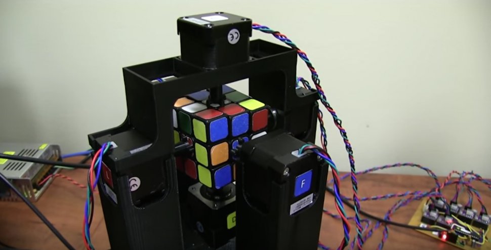 Nu clipi! Câte secunde crezi că îi ia acestui robot să rezolve un cub Rubik 