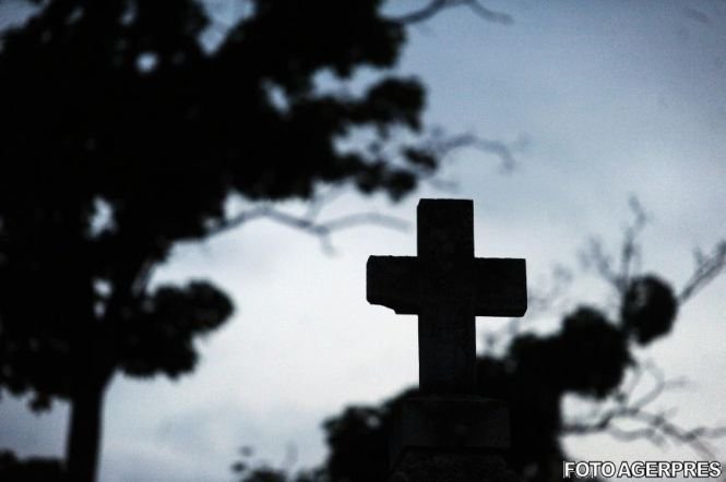 O femeie a fost îngropată pe un câmp. Motivul incredibil pentru care preotul ortodox a refuzat să o înmormânteze
