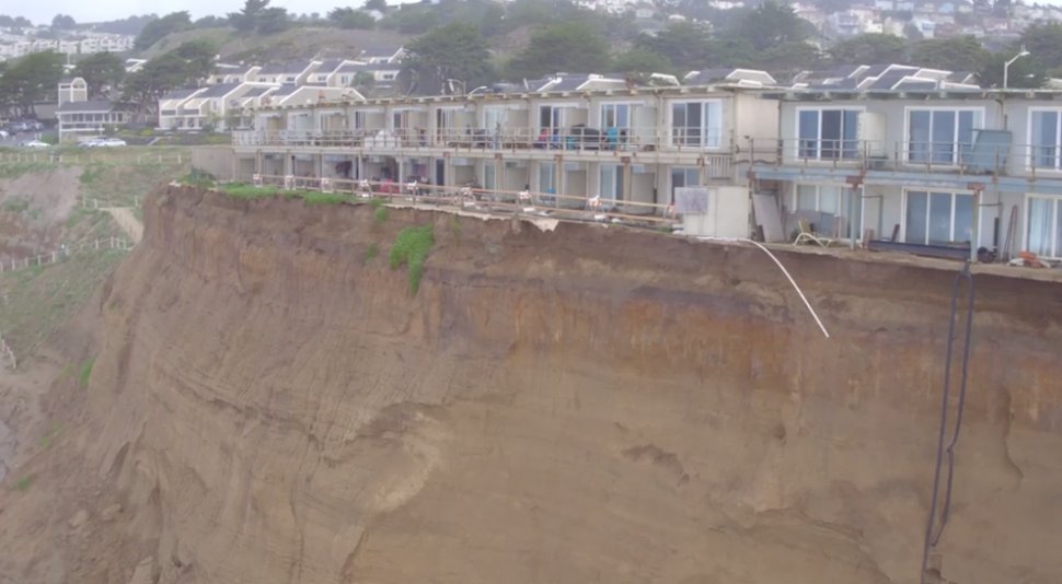 Stare de urgență în California: Casele oamenilor sunt înghițite de pământ - VIDEO 