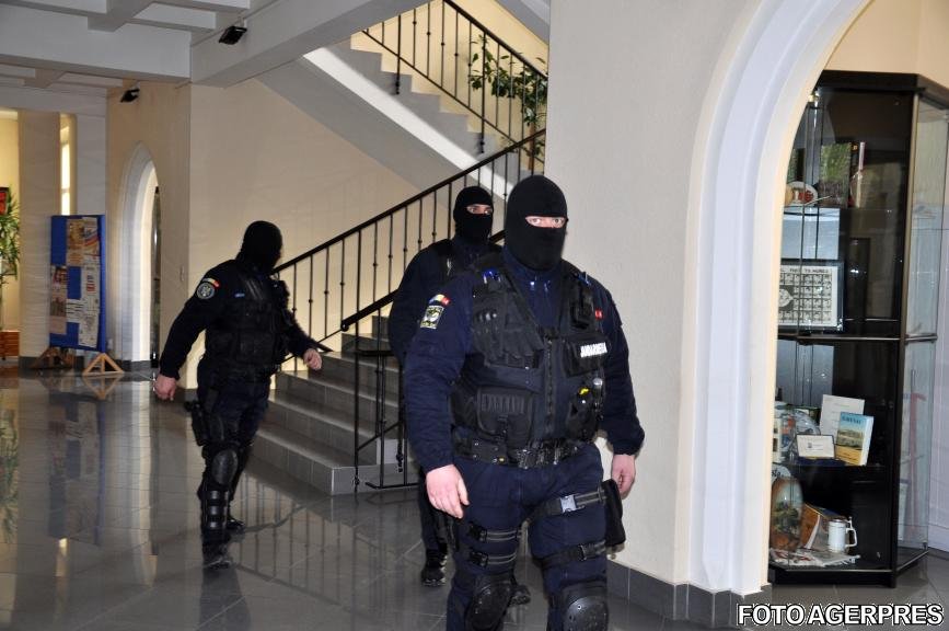 Anchetă la Jandarmerie în cazul turiștilor duși de jandarmi la Poliție pentru că au fotografiat casa președintelui Iohannis