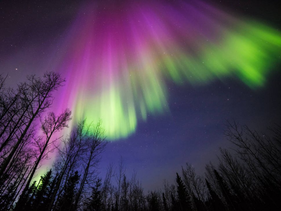Imagini incredibile. Zbor cu parapanta pe sub aurora boreală