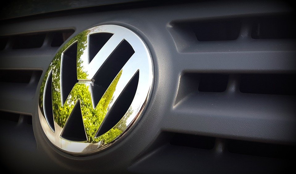 Volkswagen suspendă producția la două fabrici din Germania