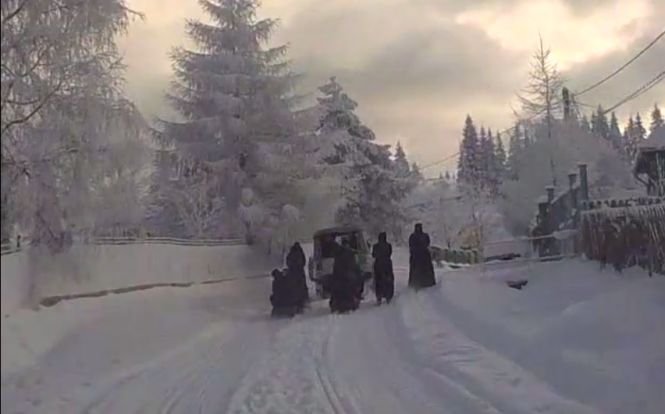Povestea călugărițelor care coboară muntele pe schiuri. VIDEO