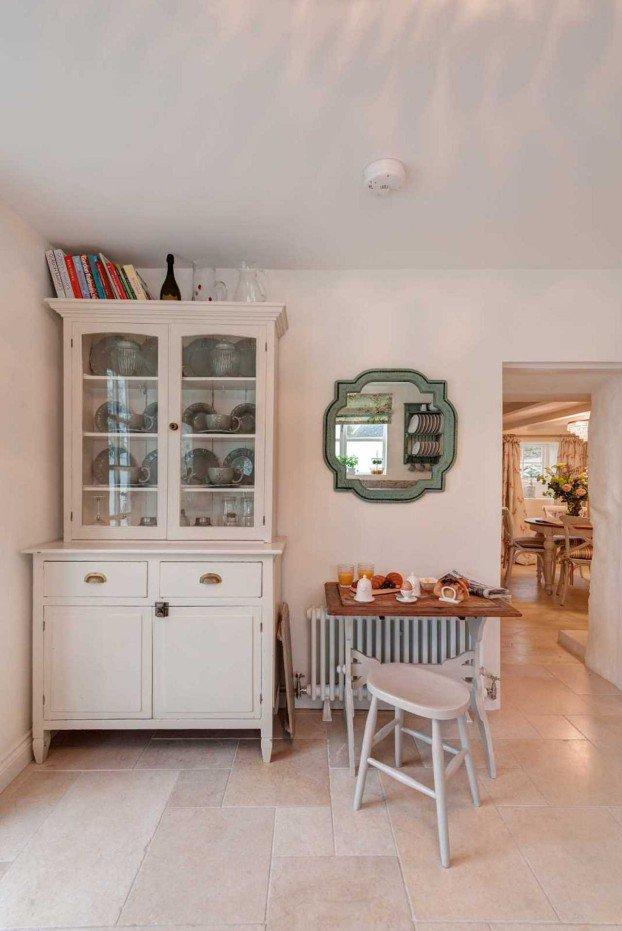 Pare o casă veche, dar ce e în interior te va uimi. Priveşte-o cu atenţie! 359457