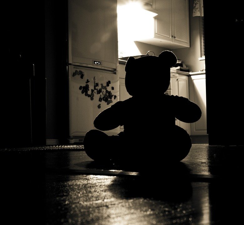 Fetiță de patru ani, violată în mod repetat de tatăl abuziv. Explicațiile uluitoare date de Protecția Copilului Iași