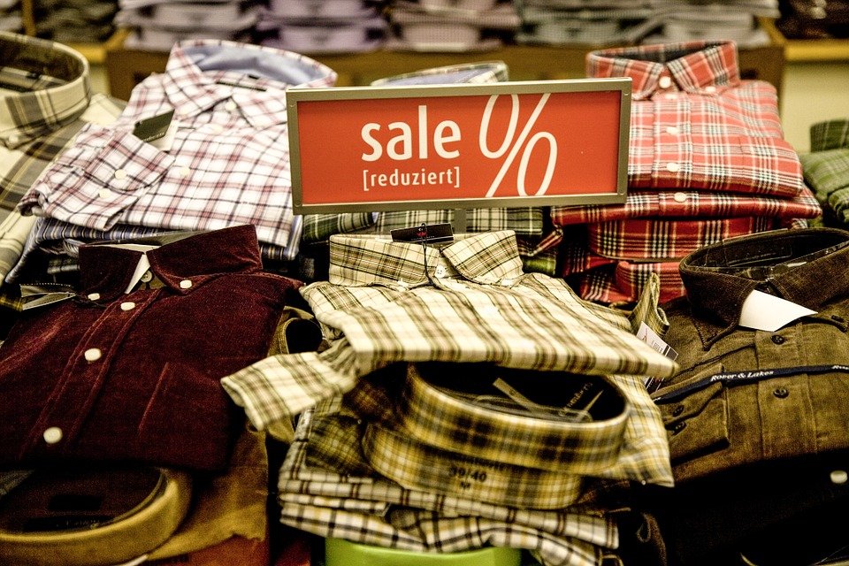 Percheziții la traficanții de haine contrafăcute din București și Ilfov