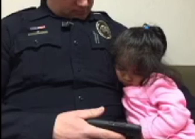 Ce i-a făcut o fetiță unui polițist, cât timp tatăl ei era în sala de judecată. Imaginile au devenit virale