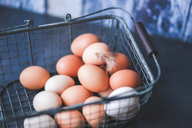 Diferența între ouăle albe și cele roșii 