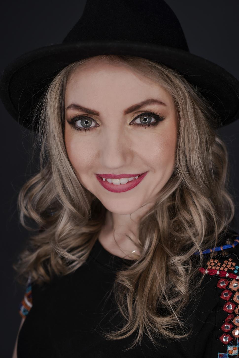 Din 8 martie, ai “Dreptul la fericire” la Happy Channel 360009