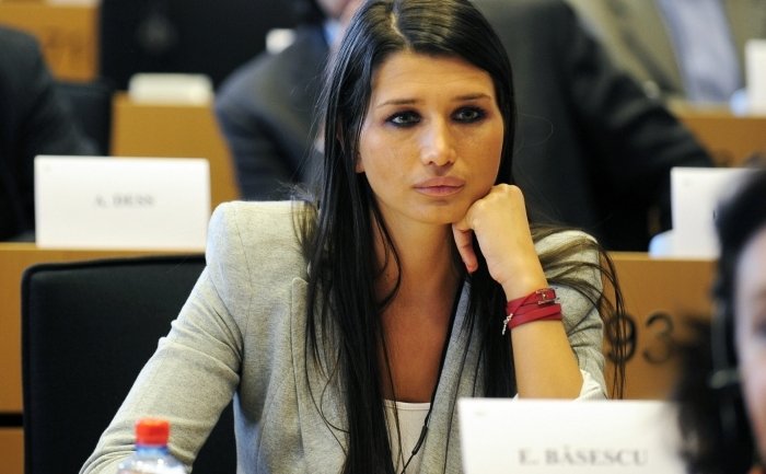 EBa a terminat cu scutecele și s-a angajat la Camera de Comerț. Uite ce salariu primește fiica lui Băsescu