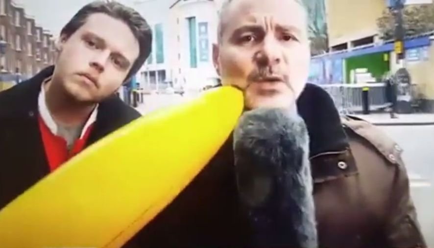 Momentul răbufnirii unui reporter agasat de un suporter cu o banană gonflabilă