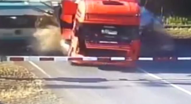 Camion spulberat de tren, după ce a rămas blocat pe șine - VIDEO