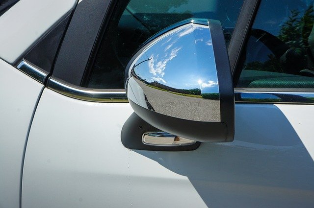 De obicei, hoții care fură oglinzi de mașini scapă neprinși. EL nu a avut același noroc
