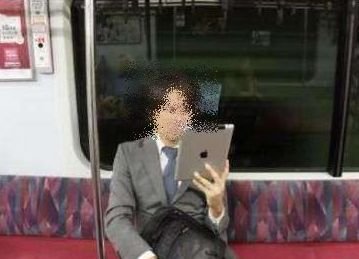Și-a făcut un selfie în metrou și a regretat amarnic. Toată lumea a văzut detaliul jenant. Ce făcea tânărul în drum spre serviciu