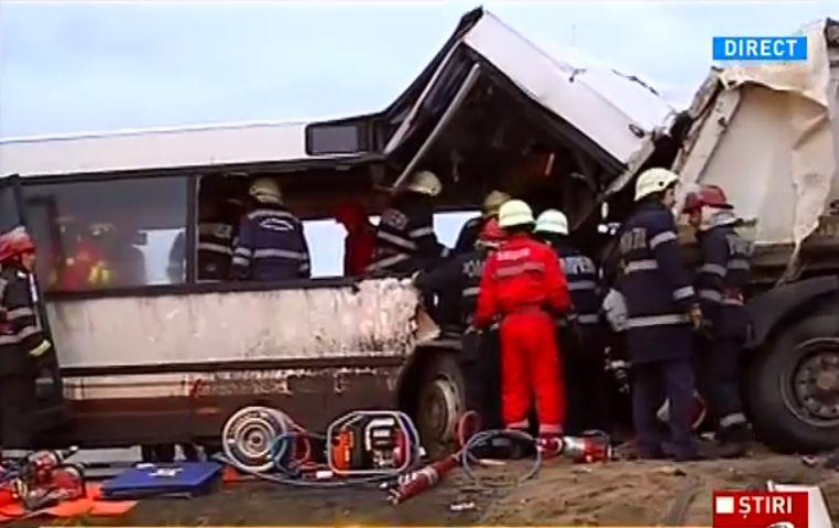 Accident cumplit lângă Ploiești, cu 5 morți și zeci de răniți. Un autobuz plin cu pasageri a intrat într-o basculantă cu nisip