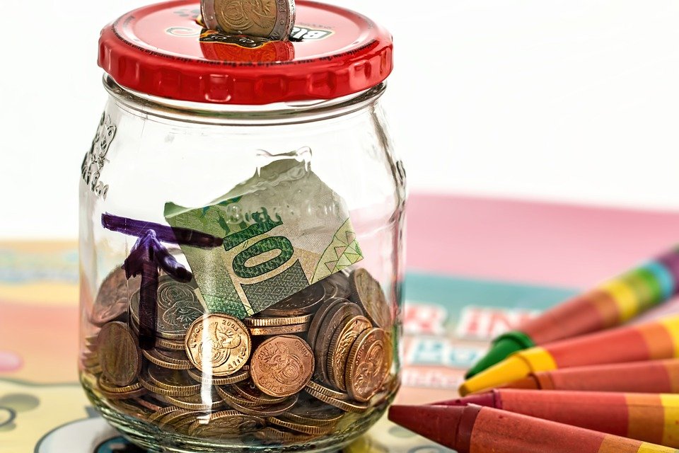 Daily Income: Cum e bine să pui bani deoparte