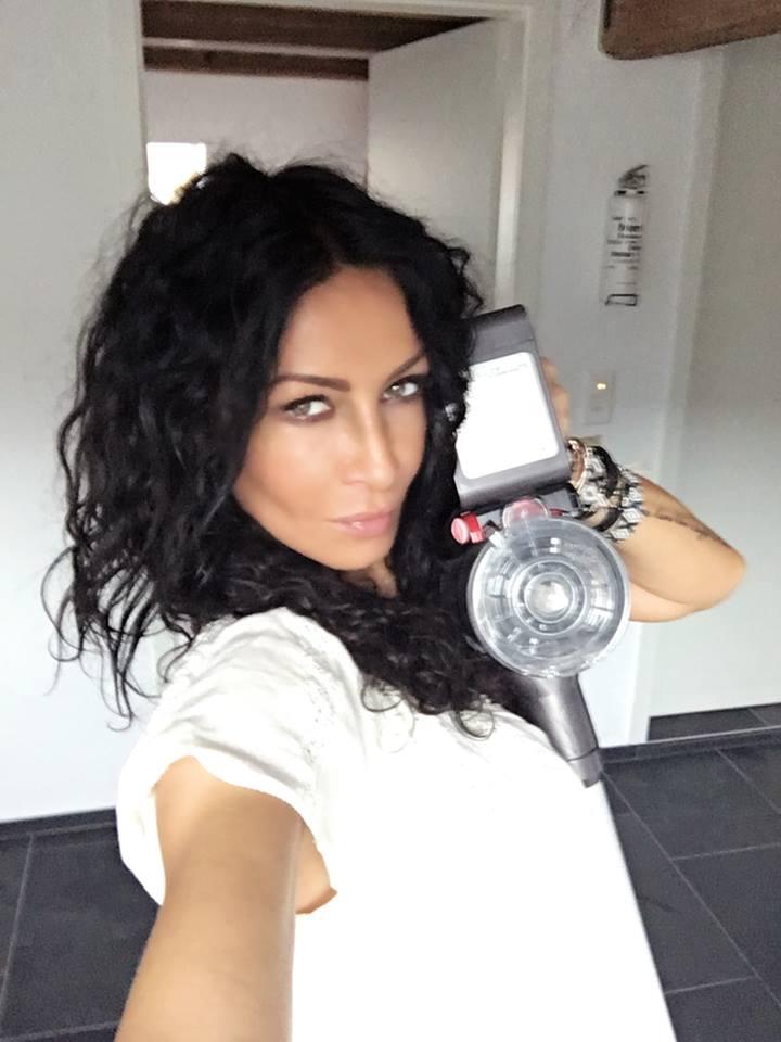  Cum arată Mihaela Rădulescu atunci când face curățenie: Puteți da peste mine în ciorapi cu port-jartier 360874