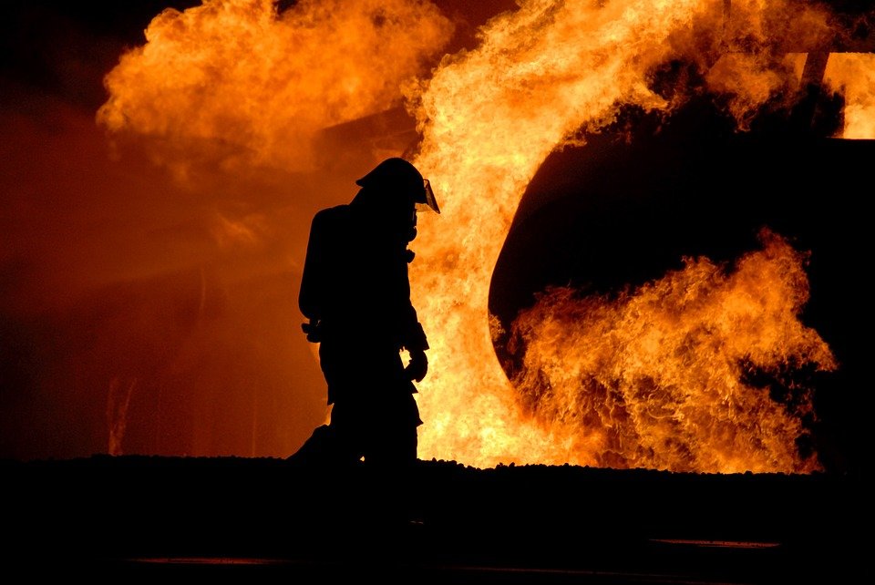 Incendiu devastator în Braşov, la un depozit de mobilă
