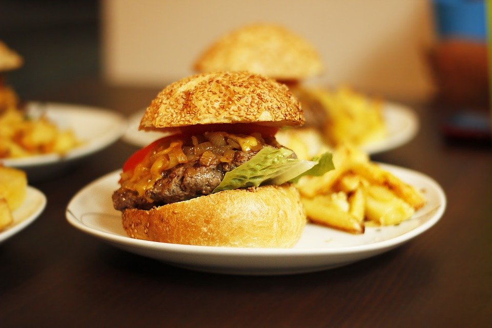 Un lanț de restaurante fast-food oferă un milion de hamburgeri gratis