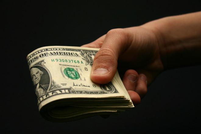 Cel mai simplu truc prin care atragi banii! Exerciţiul va atrage sume fabuloase 361078