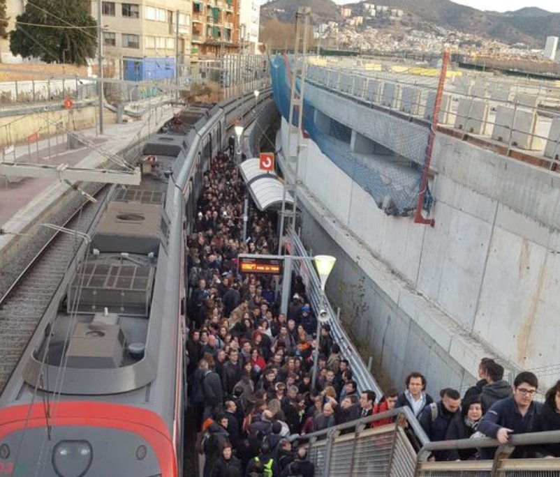 Haos în transportul feroviar din Barcelona, în urma unui incendiu. 72.000 de pasageri afectaţi - FOTO