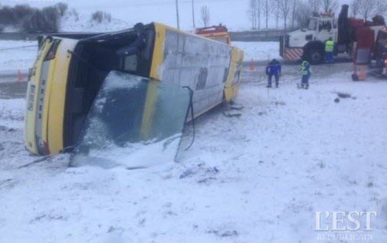 Doi morţi şi şapte răniţi într-un accident în care a fost implicat un autocar şcolar în Franţa