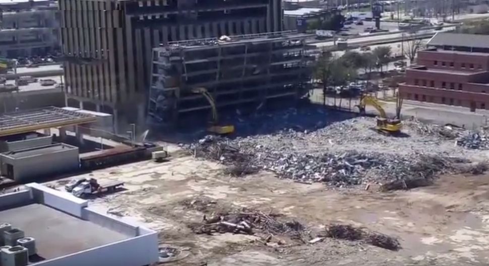 Imagini dramatice! Momentul în care o clădire în curs de demolare se prăbușește peste un muncitor