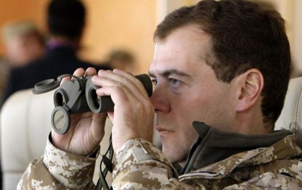 Medvedev avertizează: Există riscul unui &quot;război mondial&quot; în cazul unei ofensive terestre străine în Siria 