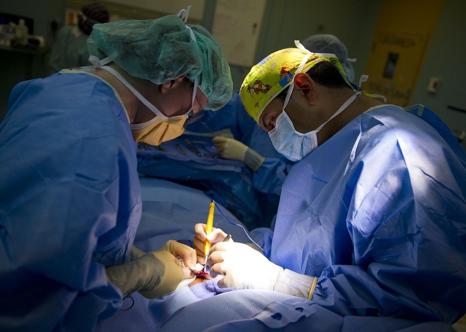 Succes pentru medicina românească: Transplant de cord la primul pacient român cu implant de inimă artificială