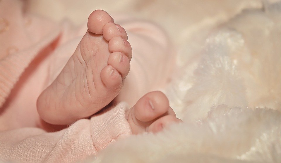 Trupul bebelușului mort după o infecție cu bacteria E.Coli ar putea fi deshumat