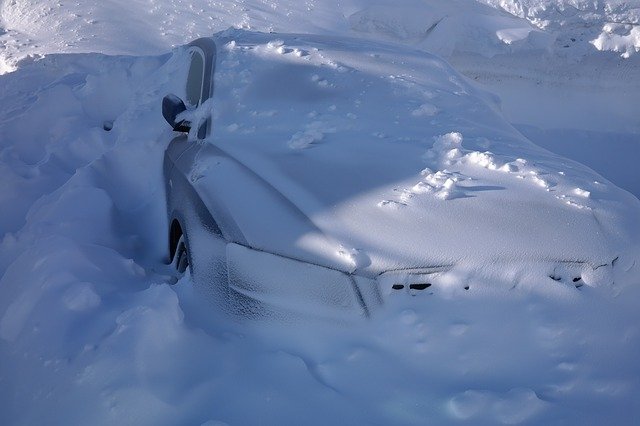 60 de mașini blocate pe Transalpina din cauza zăpezii