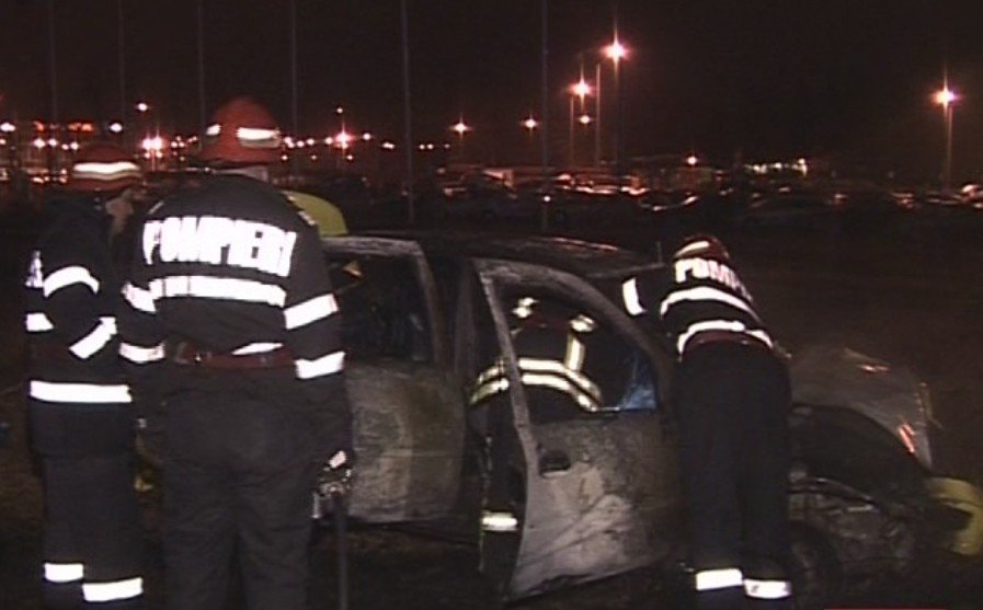 Un taxi a luat foc la ieșirea din București, spre DN1. Pasagerii, salvați în ultima clipă de șoferii din trafic