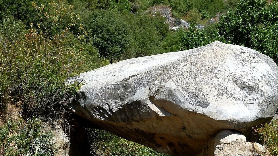 O stâncă dizlocată din munte a făcut prăpăd în Dâmbovița 