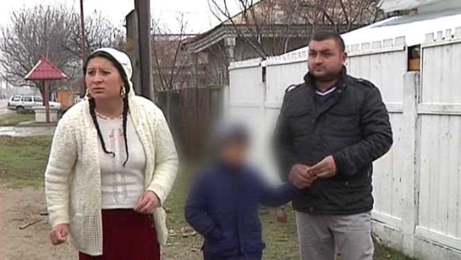 Scandal monstru între două familii de romi. Oamenii vor logodnă între copiii lor de 6 şi 9 ani