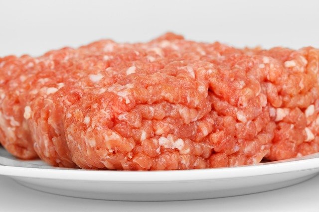 O jumătate de tonă de carne tocată ieșită din garanție, găsită la un depozit din Braşov