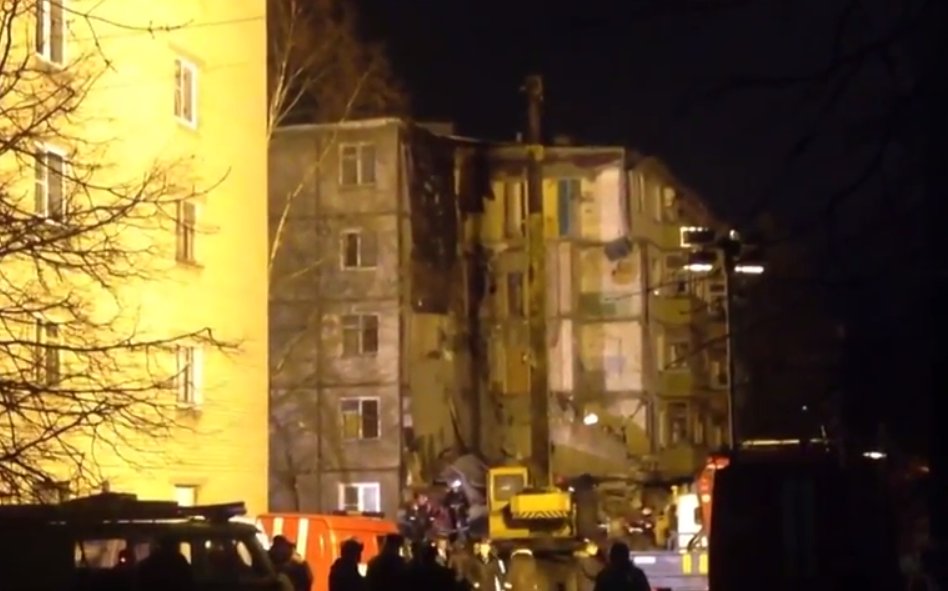 Rusia: Un mort şi zeci de persoane îngropate sub ruine după prăbuşirea unui imobil - VIDEO