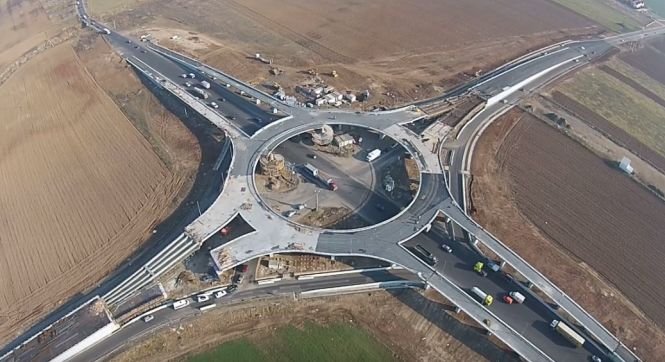 Primul sens giratoriu suspendat din România va fi inaugurat în aprilie. VIDEO