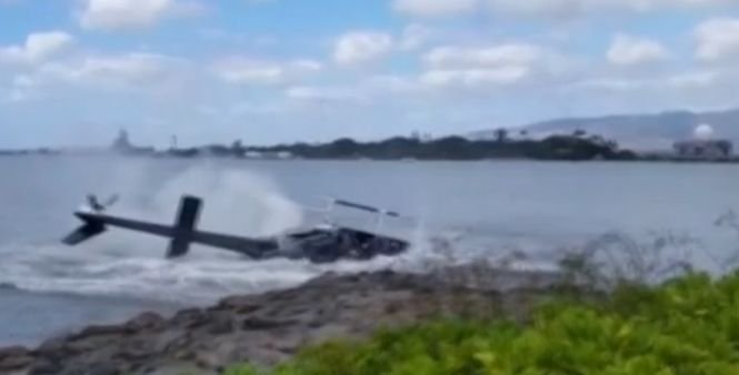 Imagini dramatice în Hawaii! Un elicopter cu cinci persoane la bord s-a prăbuşit în apă