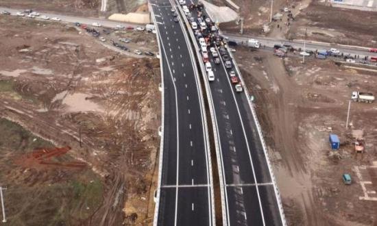 Cerere incredibilă a italienilor care au lucrat la autostrada Sibiu-Orăştie. Drumul se prăbuşeşte, dar ei solicită daune de 120 de milioane de lei