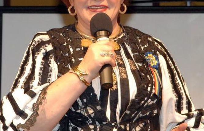 O celebră cântăreață din România, transportată de urgență la spital