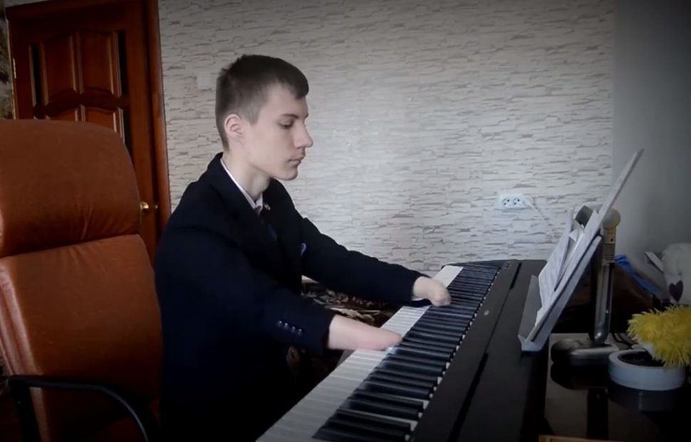 S-a născut fără mâini, dar a învățat să cânte la pian. Povestea impresionantă a unui adolescent rus - VIDEO