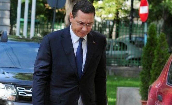 Victor Ponta a ieșit din plen la discursul lui Klaus Iohannis: ”Mă uit pe Facebook!”